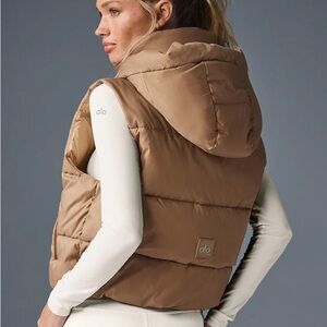 ALO Yoga Gold Rush Puffer Vest in Toasted Almond Size Large